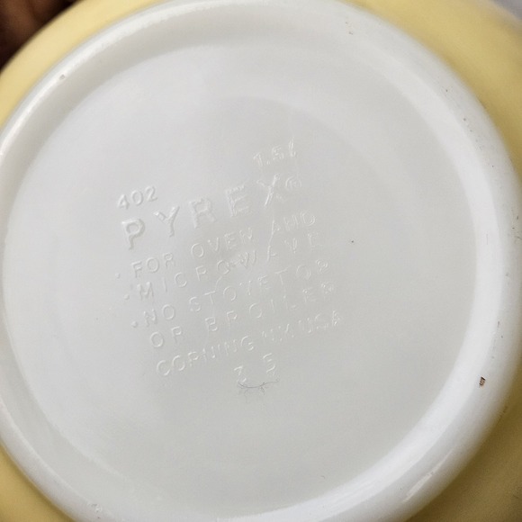 Vintage Pyrex 402 Shenandoah Mixing Nesting Bowl Yellow 1.5 Liter - Picture 4 of 4